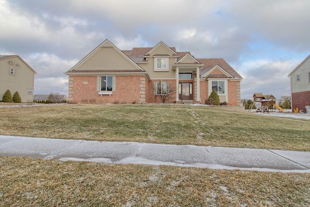 view of front of property featuring a front lawn