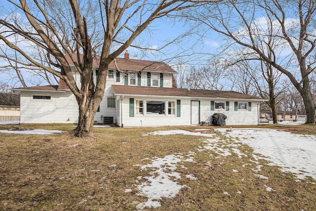 view of front of property with a yard