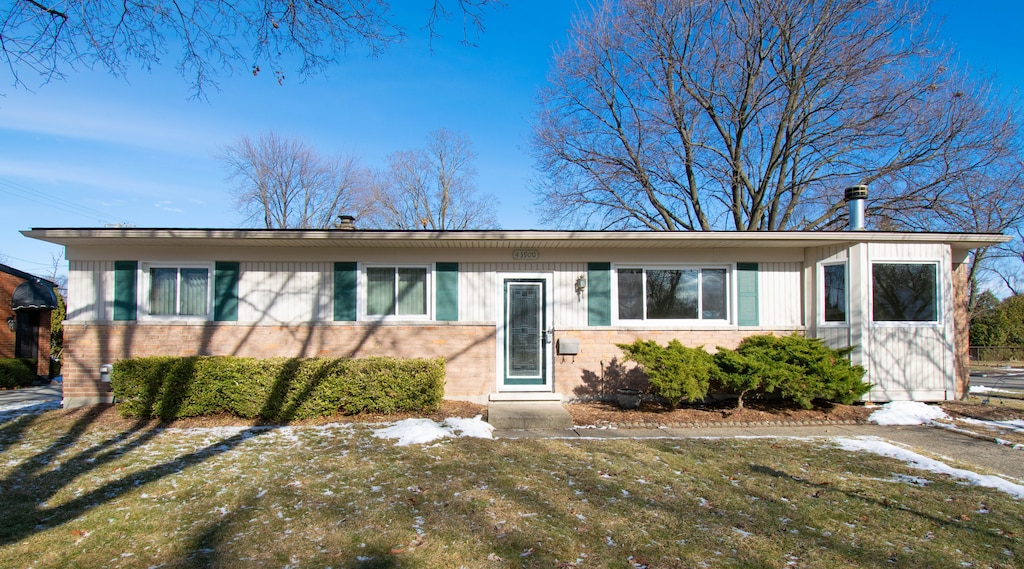 single story home with a front lawn