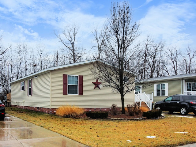 view of side of property featuring a lawn