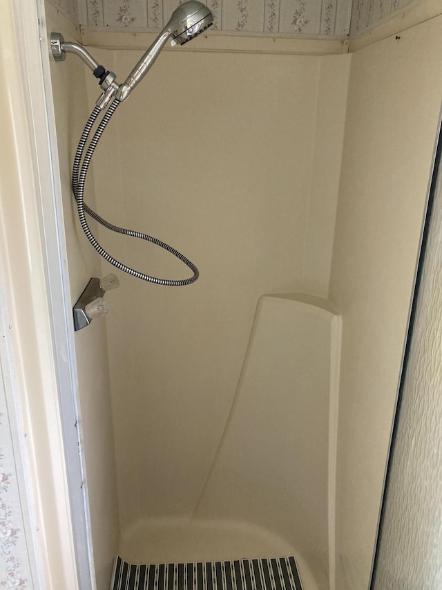 details featuring walk in shower