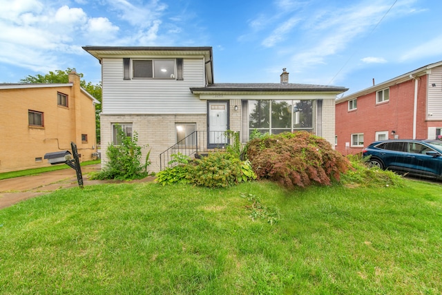 split level home with a front lawn