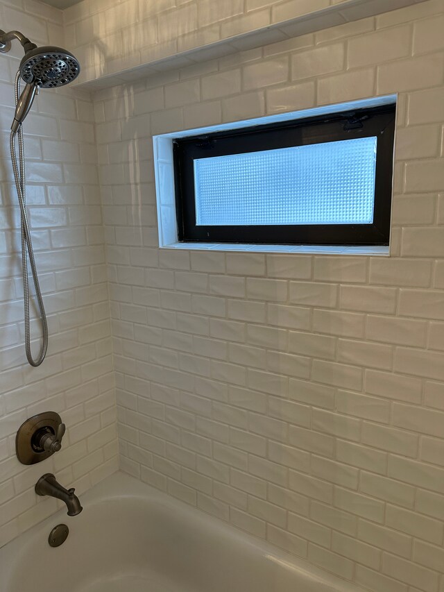 bathroom with tiled shower / bath combo