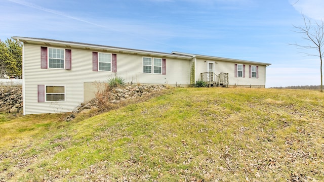 manufactured / mobile home featuring a front yard