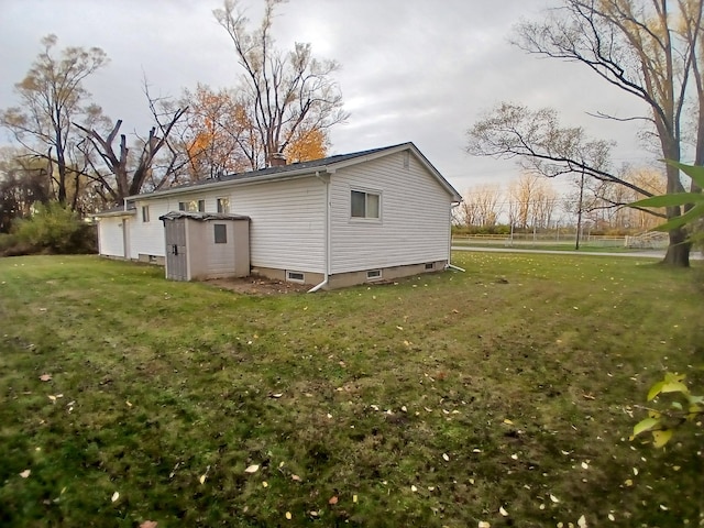 view of side of property featuring a lawn