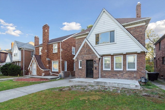 view of front of house featuring a front yard