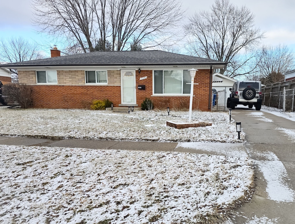 view of front facade featuring a garage