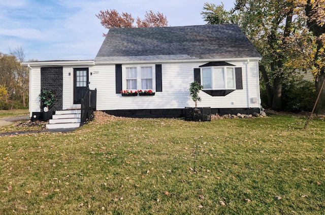 view of front facade featuring a front lawn