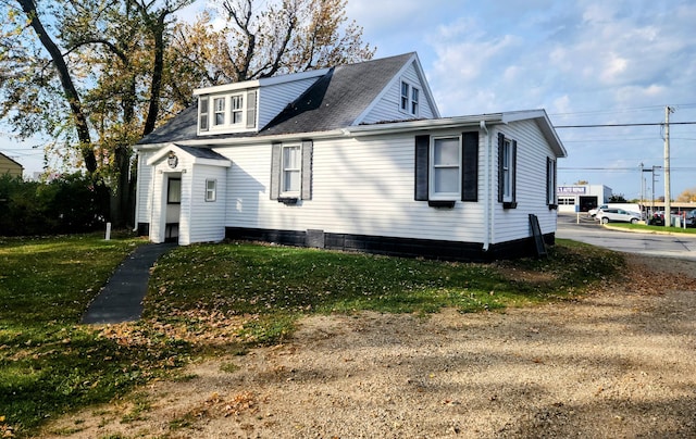 view of front of property featuring a front lawn