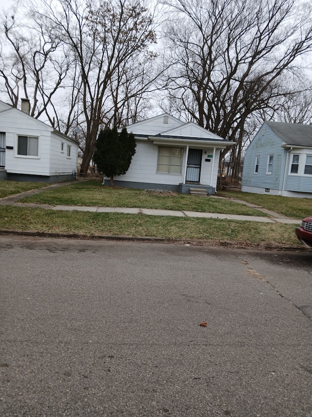 bungalow-style house with a front yard