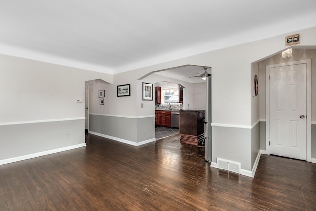 unfurnished room with dark wood-type flooring and ceiling fan