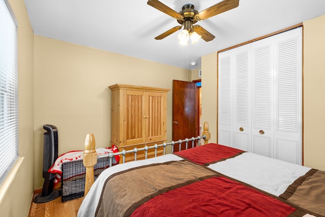 bedroom featuring hardwood / wood-style flooring, ceiling fan, and a closet