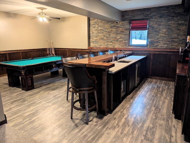 rec room with ceiling fan, wood-type flooring, sink, and billiards