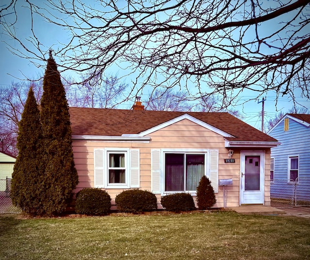 view of front of property featuring a front yard