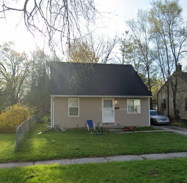 view of front facade with a front yard