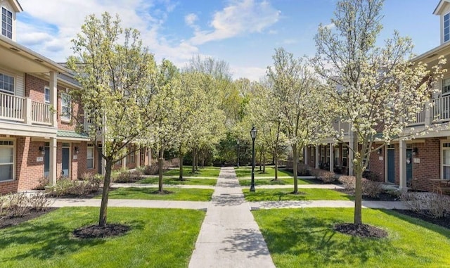 view of property's community featuring a lawn