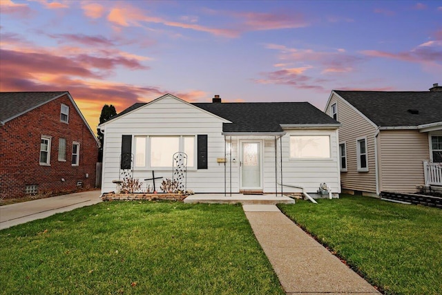 view of front of property featuring a yard