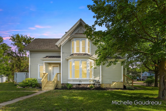 view of front of home featuring a lawn