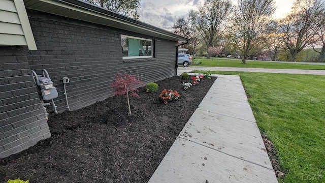 view of yard at dusk