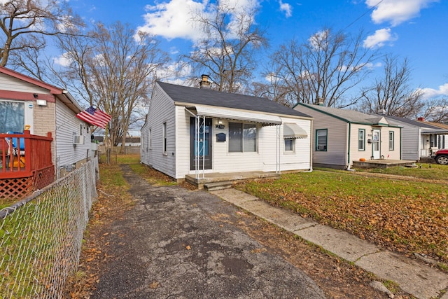 view of front of property with a front lawn