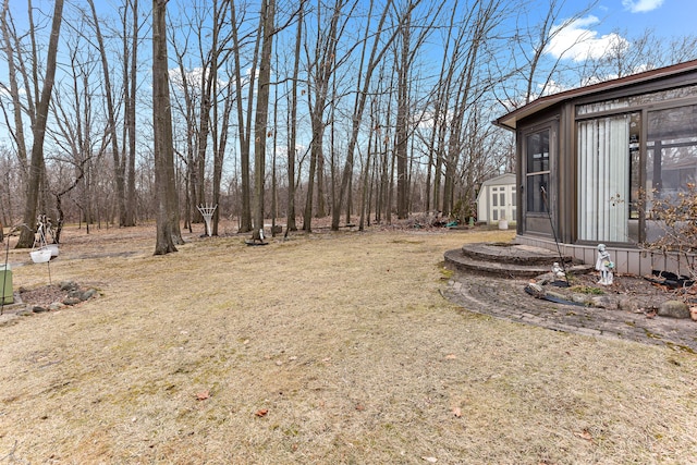 view of yard with an outdoor structure