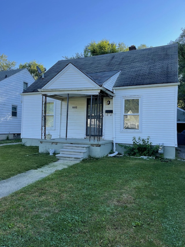 view of front of property featuring a front lawn and a porch