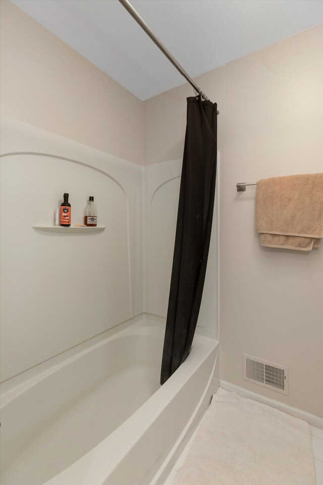 bathroom featuring shower / bath combo