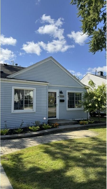 view of front of house with a front yard