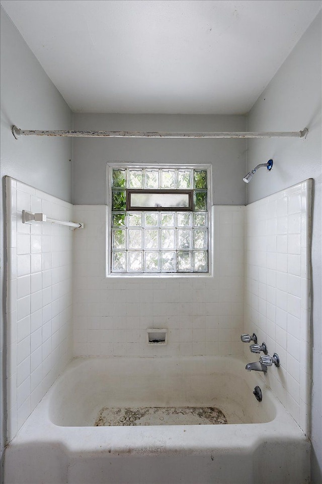 bathroom featuring tiled shower / bath combo