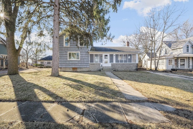 view of front facade featuring a front lawn