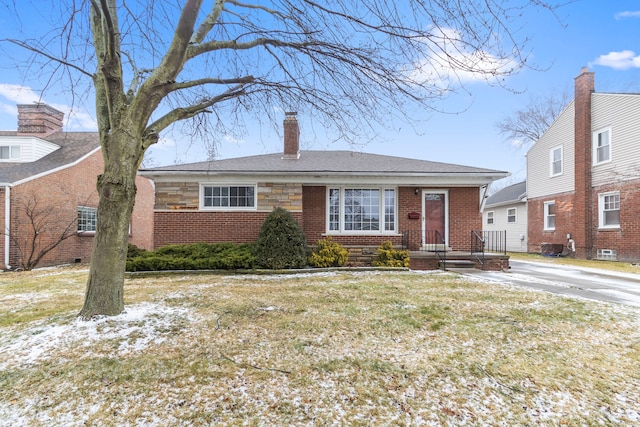 view of front of home featuring a front lawn