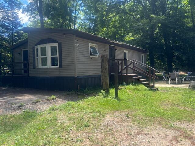 manufactured / mobile home with a front lawn