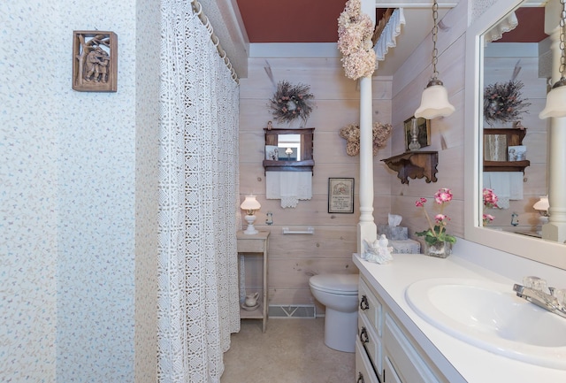 bathroom with a shower with curtain, vanity, and toilet