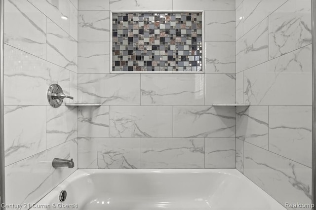 bathroom with tiled shower / bath