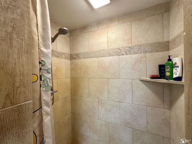 room details featuring a shower with curtain