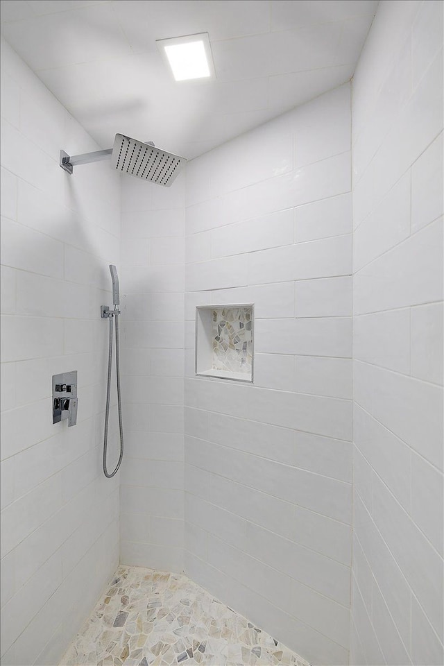 bathroom featuring a tile shower