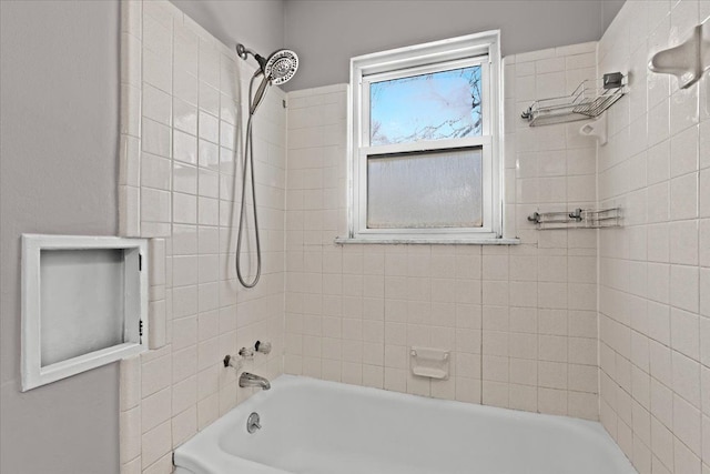 bathroom featuring tiled shower / bath combo