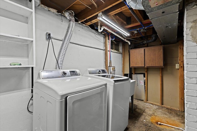 laundry room with washing machine and dryer