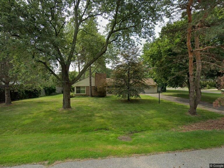 view of front of home featuring a garage, a front yard, and driveway