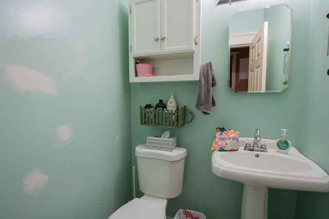 bathroom featuring sink and toilet