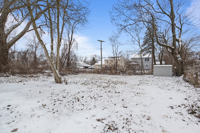 view of yard layered in snow