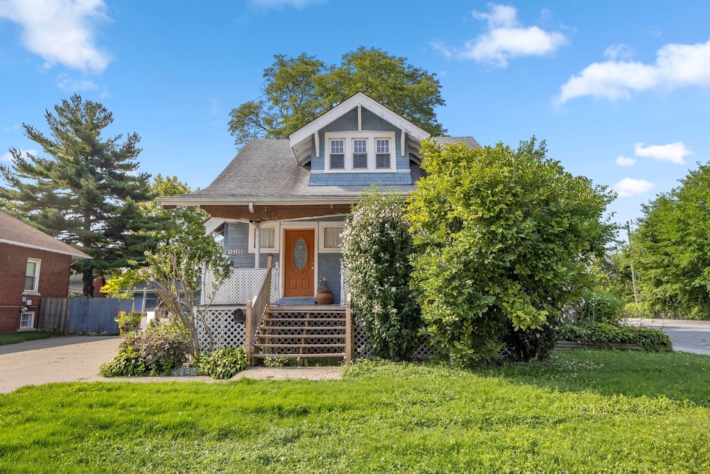 view of front of property featuring fence and a front yard