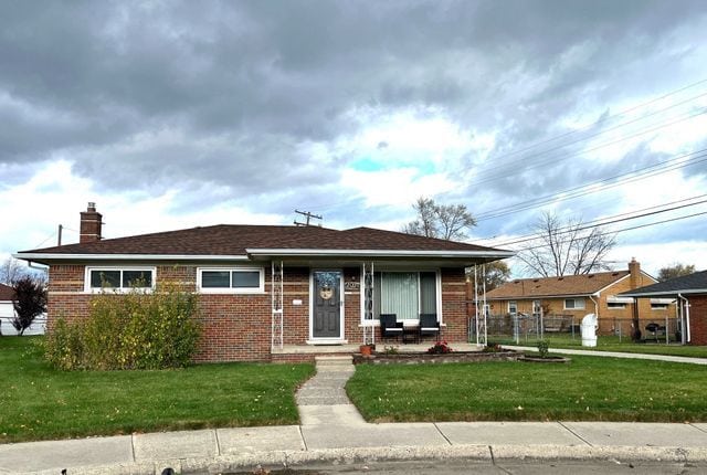 view of front of property featuring a front lawn