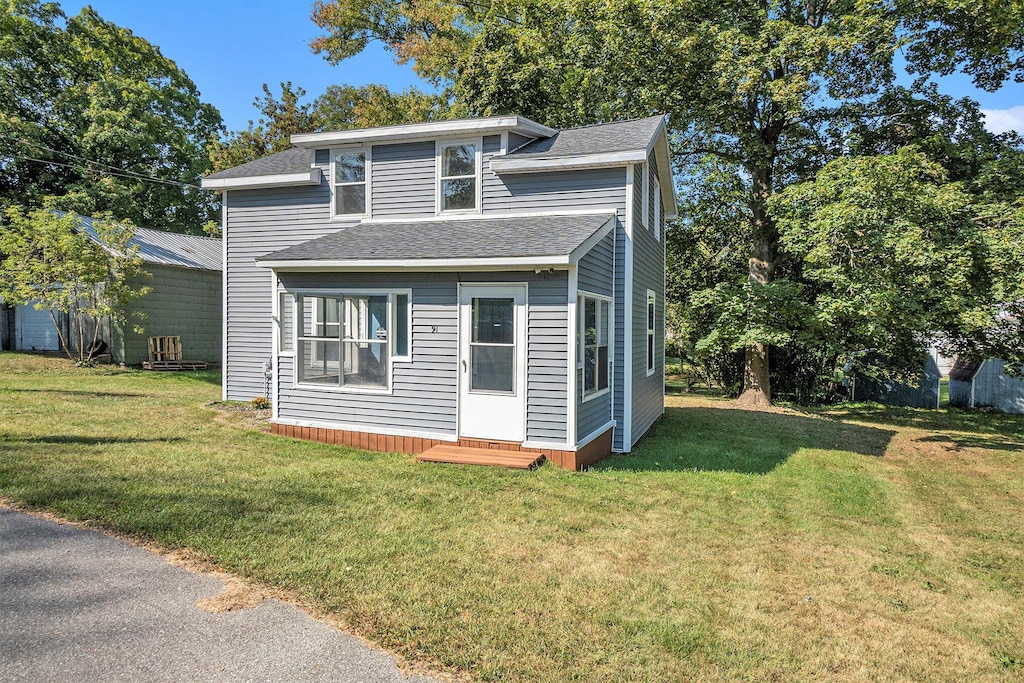 view of front of house with a front yard