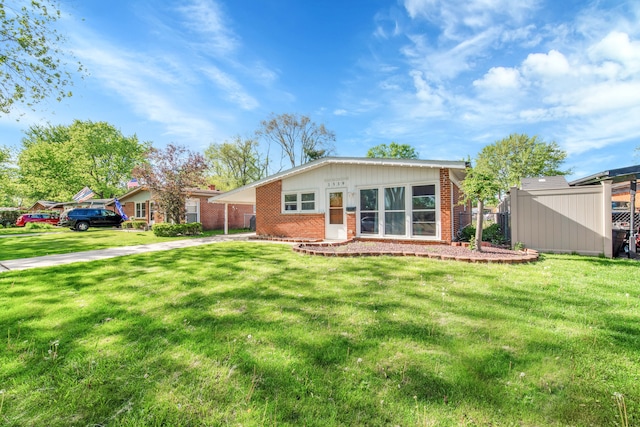 view of front of property featuring a front yard