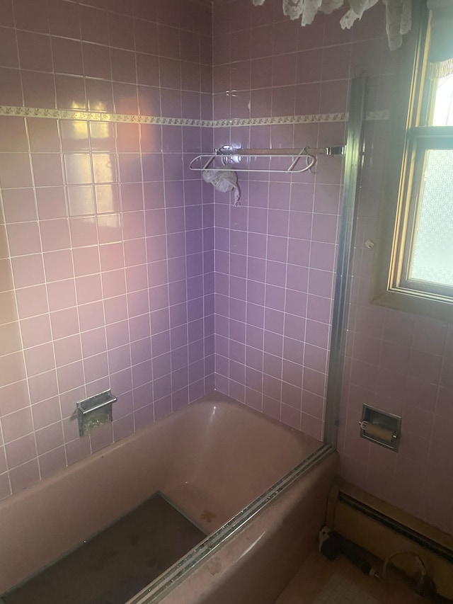 bathroom featuring tiled shower / bath