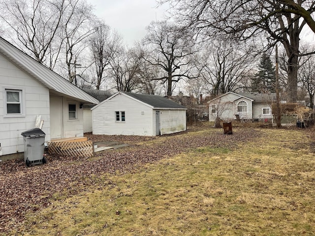 view of yard featuring an outdoor structure