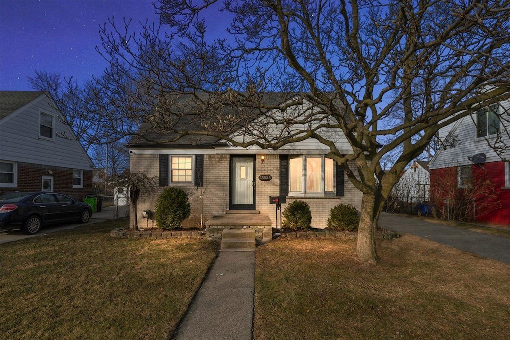 view of front facade with a front yard