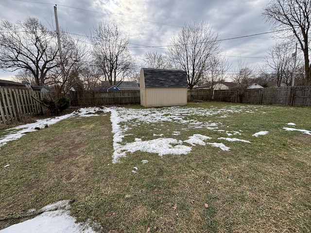 view of yard featuring a storage unit