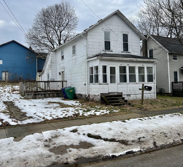 view of front of property